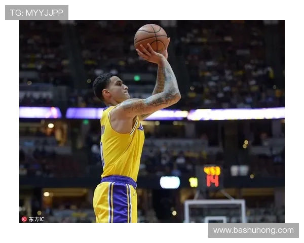 库兹马半场表现回暖10投5中斩获12分4篮板3助攻引领球队攻势